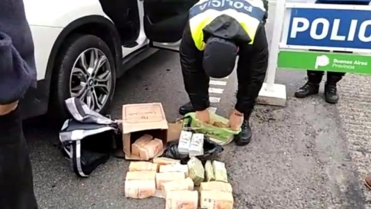Policía secuestra 9 millones de pesos y un auto de alta gama: el conductor no pudo explicar su origen