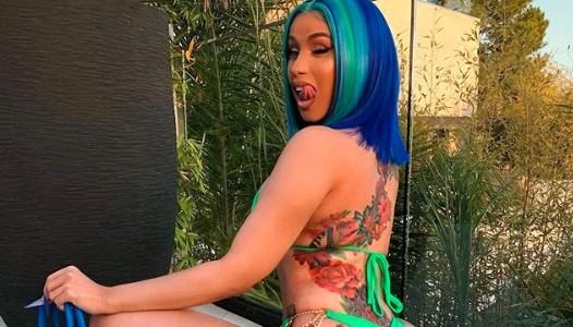 Video: Cardi B mostró el terrible tatuaje de flores que cubre parte de su cuerpo