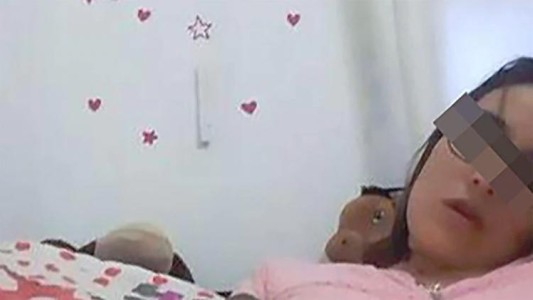 Habló la profesora acusada de mandarle un video hot a un alumno menor