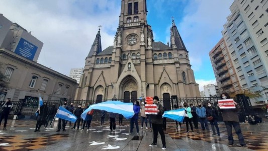 Comerciantes cantaron el himno frente a la Catedral marplatense para pedir la vuelta de la actividad