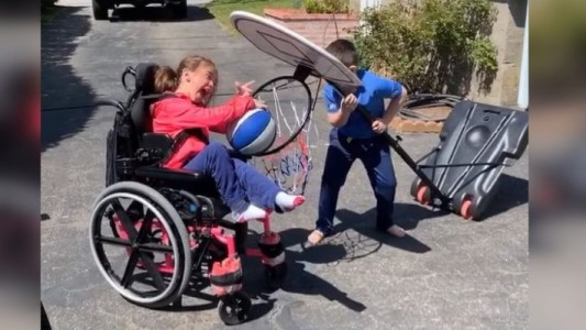 Video: el tierno gesto de un nene con su hermana discapacitada