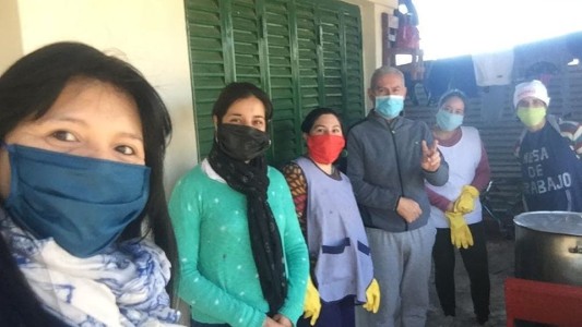 Acción solidaria de Mesas de Trabajo: entregan 2000 viandas por día