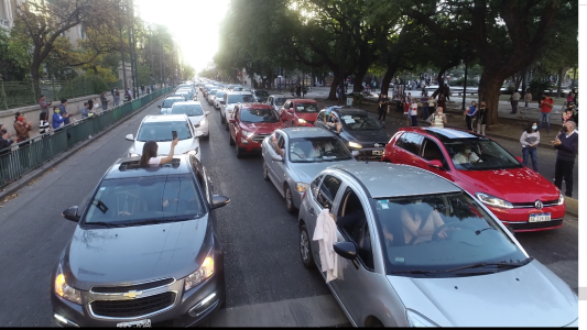Imponente caravana de médicos en Córdoba "en contra de las amenzas, acusaciones y maltratos"