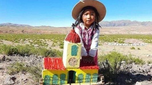 La historia detrás de la conmovedora foto de Delfina y su cabildo del 25 de Mayo