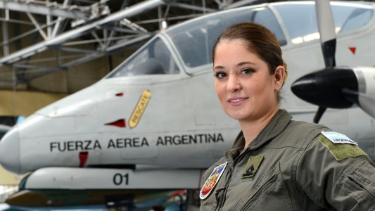 La historia de  Sofía Vier, la primer mujer en volar un avión caza en Argentina