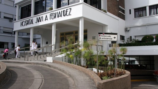 El jefe de Enfermería del Fernández "evoluciona bien" de su cuadro de coronavirus