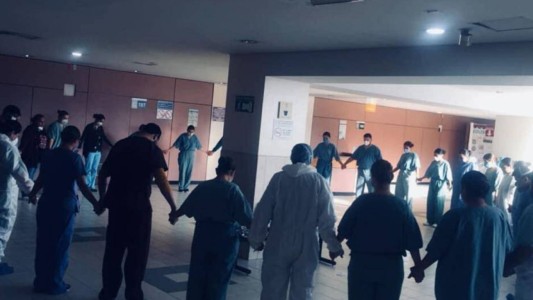 En la trinchera: la foto de los enfermeros que rezan antes de dar la batalla contra el coronavirus