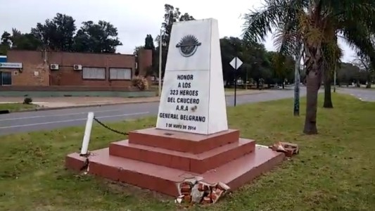 Destrozos en el monumento a los Héroes del Crucero ARA General Belgrano
