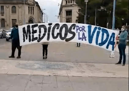 Ruidosa protesta de médicos en la ciudad de Paraná