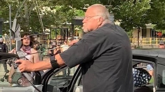 Video: un hombre apuntó con flechas a los manifestantes de Estados Unidos y casi lo linchan