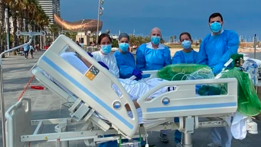 El sueño cumplido de un paciente de coronavirus tras pasar dos meses en terapia intensiva: "Ver el mar"