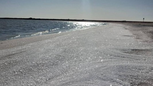 La "nieve salada" cubrió las costas del Lago Epecúen