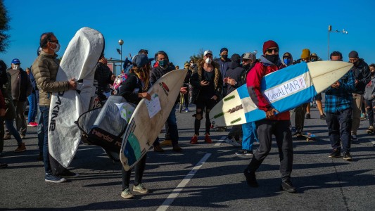 Mar del Plata: los surfers quieren volver al mar