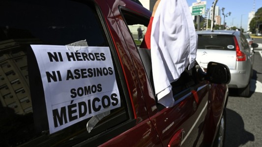 "Nadie va a querer atender pacientes": médicos en alerta tras imputaciones por contagios
