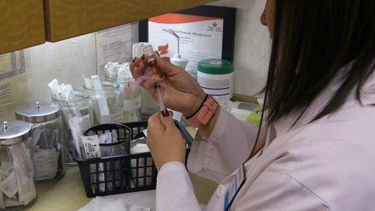 Con la llegada de nuevas dosis, IAPOS y PAMI reanudan la vacunación antigripal