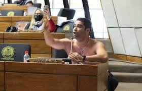 Video: diputado paraguayo pide trabajo a los gritos y "en cueros"