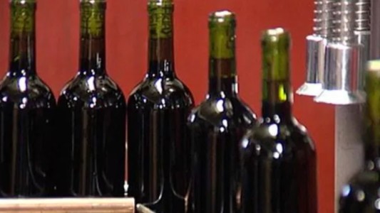 Les sobra vino y convierten el excedente en desinfectante de manos
