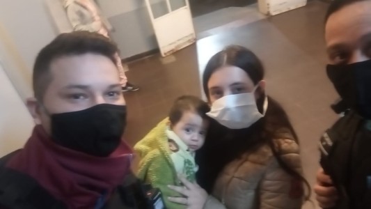 Policías salvaron a un bebé que se había asfixiado con un trozo de nylon