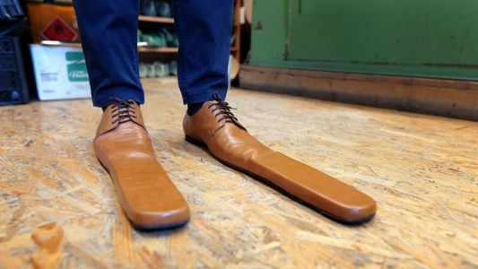 Coronavirus: los zapatos gigantes creados para mantener la distancia social en la calle