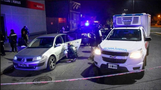 Emboscaron y acribillaron a un joven cuando iba en su auto en Rosario