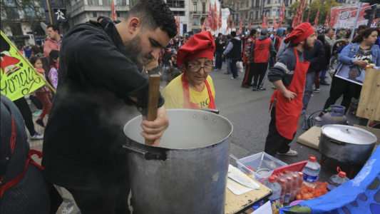 Banderazo y ollas populares en todo el país para apoyar el impuesto a las grandes fortunas.