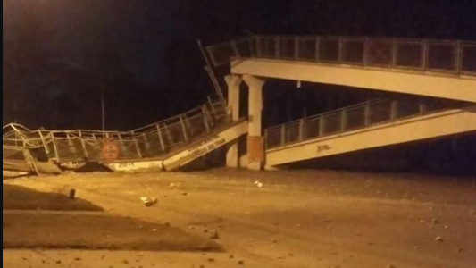 Un camión derrumbó un puente peatonal en Fray Luis Beltrán