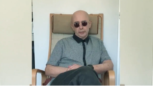 El Indio Solari tuvo que tranquilizar a sus fanáticos después de que lo dieran por muerto: “Estoy en mi casa tomando un martini”