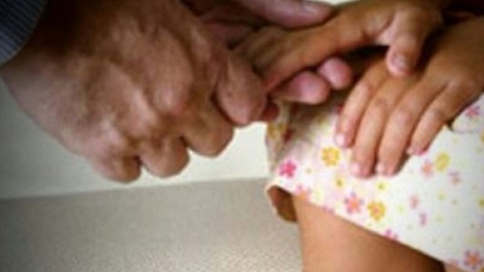 Lo detuvieron por el abuso sexual de seis nietos de su pareja
