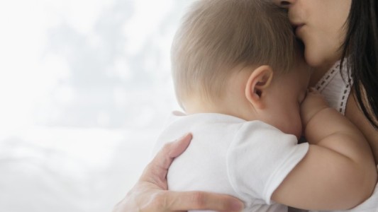 Investigación: científicos buscan determinar la fórmula del abrazo perfecto a los bebés