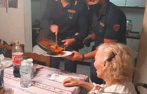 La historia de la abuela que estaba postrada y llamó a la policía para que le haga la comida