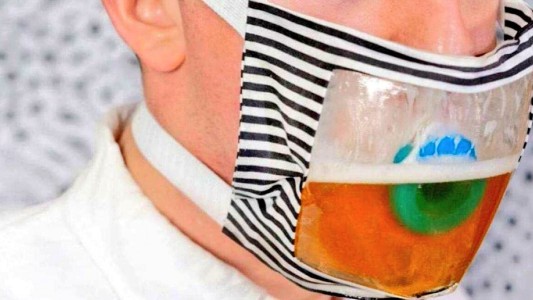 El increíble barbijo que contiene un tanque para medio litro de cerveza