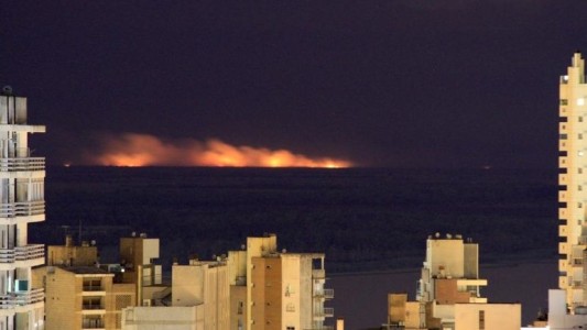 Impactantes imágenes del Delta del Paraná ardiendo por la quema de pastizales en el sur santafesino