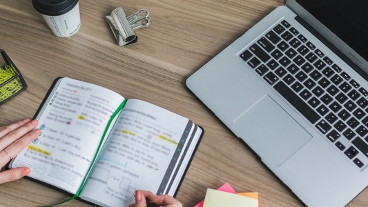 Autorizan asignar en comodato notebooks al personal docente santafesino