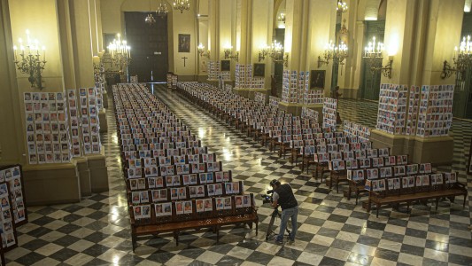 La impactante foto de la catedral de Lima con las víctimas por el coronavirus