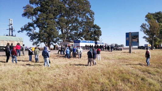 Productores y comerciantes se reúnen con autoridades políticas para destrabar el paso limítrofe