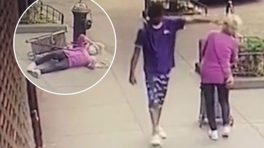 Video: se cruzó con una anciana y le pegó una trompada que la tiró al suelo