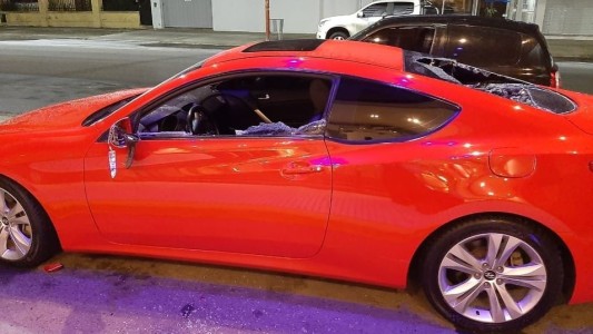 Río Gallegos: una mujer destrozó a palazos el auto de su ex pareja