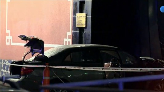 Un conductor se incrustó en el frente de la embajada China y aseguró que tenía explosivos