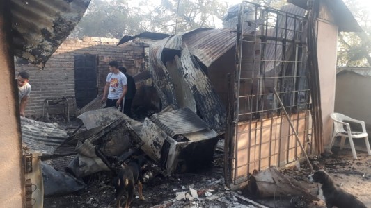 Son de Colastiné Sur, se les prendió fuego la casa y se quedaron sin nada