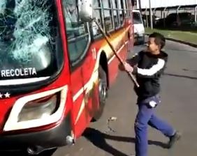 Automovilista descontrolado atacó a palazos a un colectivo