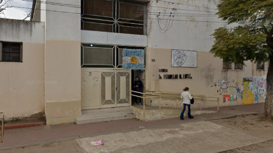Encontraron muerto a un joven en la puerta de una escuela en Santa Rosa de Lima