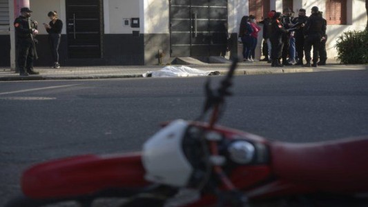 Rosario: Lo acribillaron a balazos desde un auto cuando iba en moto