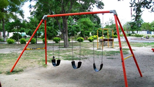 La nena quedó sola en la plaza, un hombre de 68 años la metió en la casa y la violó