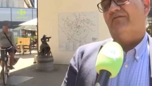 Video: ciclista borracho atropelló al jefe comunal en plena entrevista televisiva