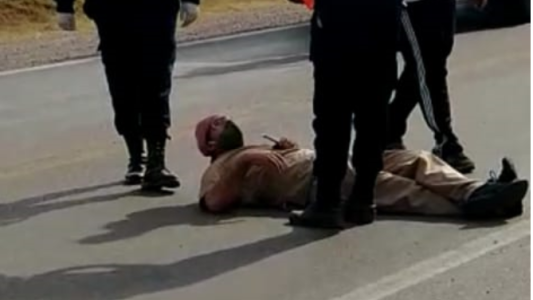 Video: médico salteño se acostó en la Ruta 34 para que lo dejen cruzar