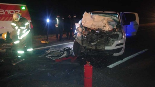 Una camioneta se estrelló con un camión en Maciel: una mujer atrapada