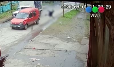 Video: Robaron la camioneta de un comedor y atropellaron a un vecino
