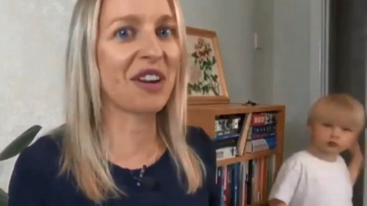 Sacan del aire a periodista que fue interrumpida por su hijo