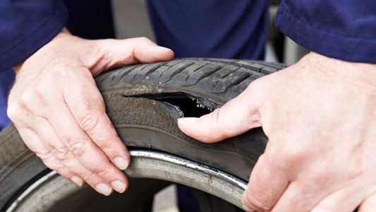 Murió al explotarle un neumático en una gomería de Mendoza