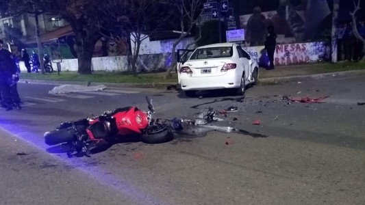 Fatal accidente en la costanera santafesina: murió un joven motociclista